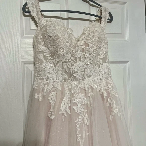 A contemporary white lace and tulle wedding dress with - Picture 5 of 14